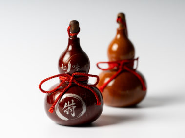 木でつくられたひょうたん型の七味入れへパッド印刷を行いました。