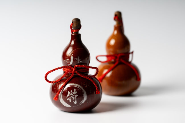 木でつくられたひょうたん型の七味入れへパッド印刷を行いました。