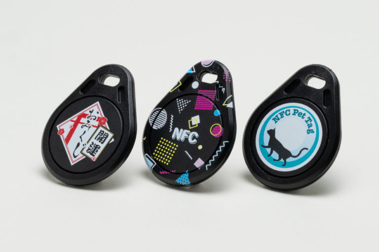 ABS樹脂素材でできた黒色のNFCタグにフルカラーインクジェット印刷してみました。